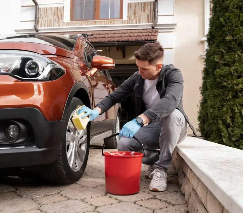 Lavage auto à domicile Sépeaux-Saint Romain : professionnel intervenant sur un véhicule